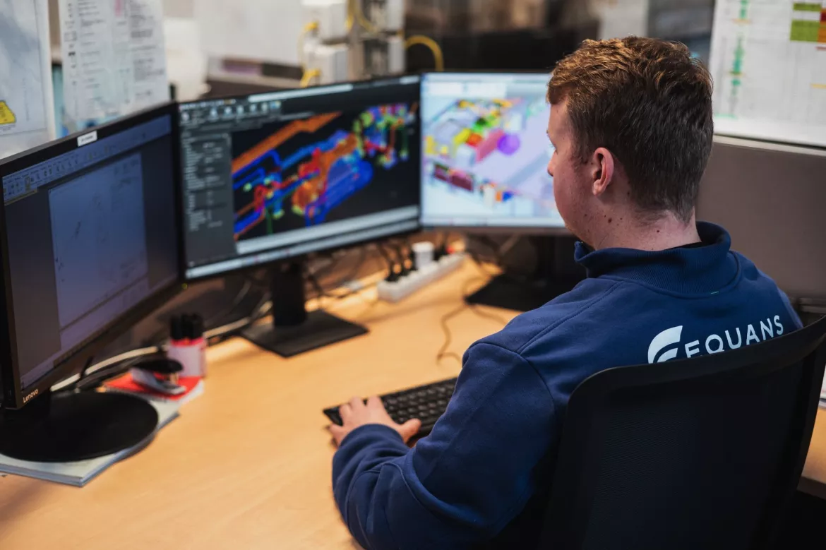 collaborateurs equans travaillant sur son ordinateur