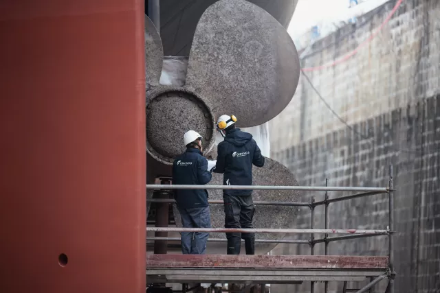 collaborateurs equans devant une hélice