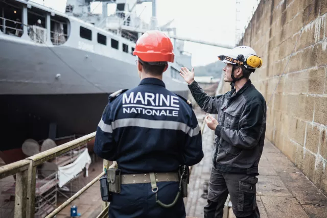 marine nationale et collaborateurs cnn mco discutent devant un bateau